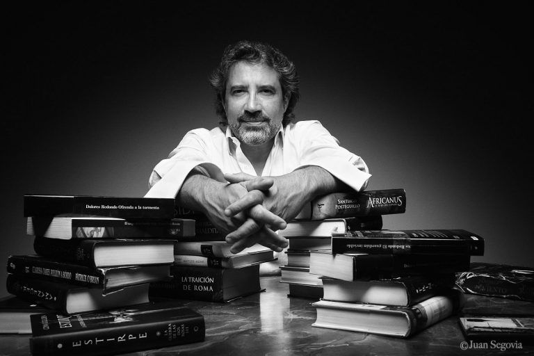 Retrato editorial del periodista y escritor Roberto Villarreal en el estudio fotografico de Juan Segovia