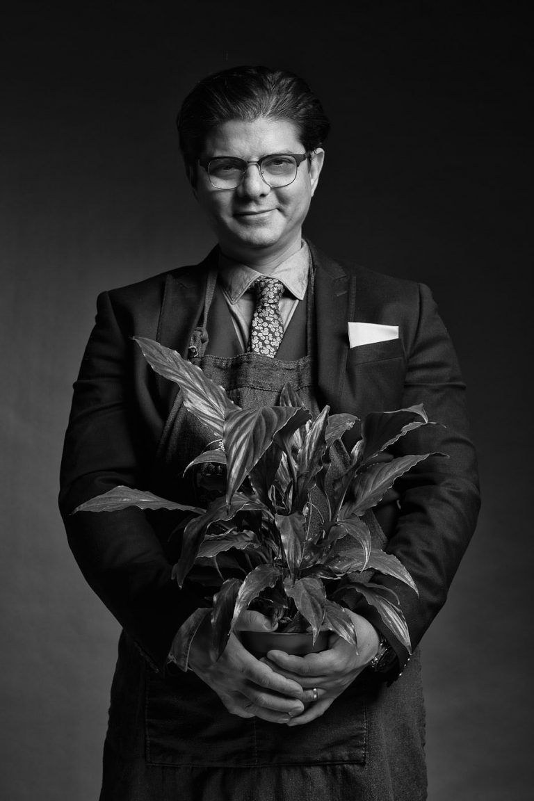 Retrato editorial para Alfonso Leon empresario gerente de Monceau fleurs en el estudio fotografico de Punt de Vista