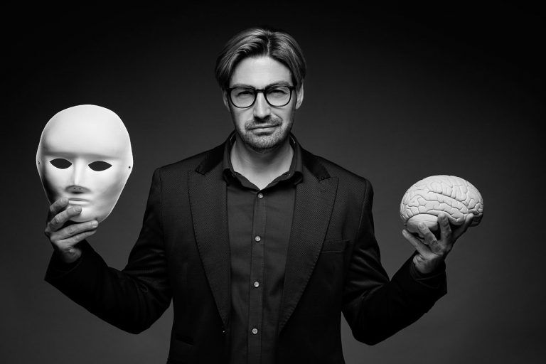 Retrato editorial para Jonathan García Allen psicologo, formador y escritor, Fundador y director de comunicacion de Psicologia y mente en el estudio fotografico de Punt de Vista