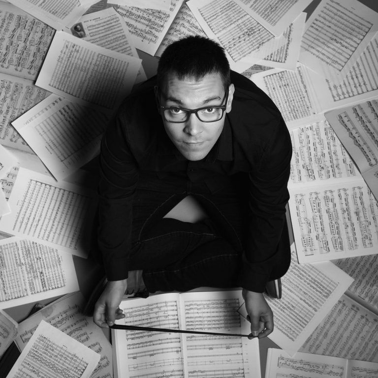 Retrato editorial de Sergi Guasch musico compositor y gestor cultural en el estudio fotografico de Juan Segovia