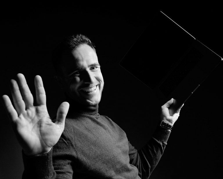 Retrato editorial para Joan Ceperuelo arquitecto tecnico, gestor inmobiliario y gerente de ADFIMA en el estudio fotografico de Juan Segovia
