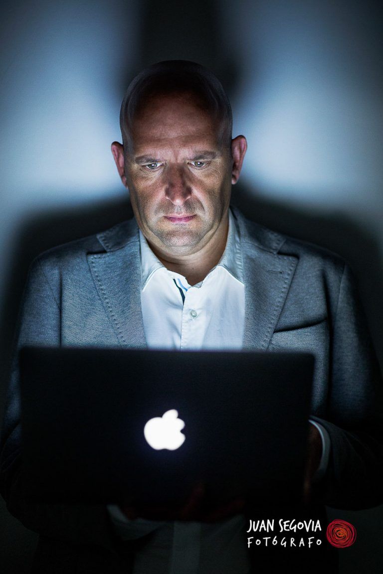 Retrato editorial de Albert Pamies, economista consultor y formador en el estudio fotografico de Juan Segovia