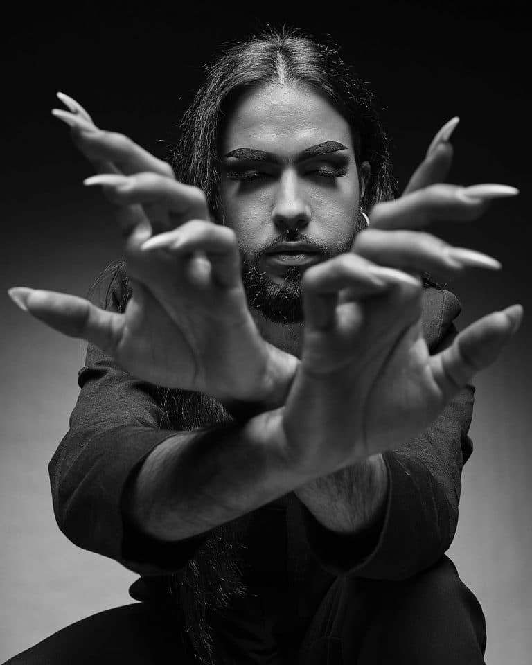 Fotografia de moda con el modelo David Molina juego de manos por el fotografo Juan Segovia en el estudio fotografico de Punt de Vista
