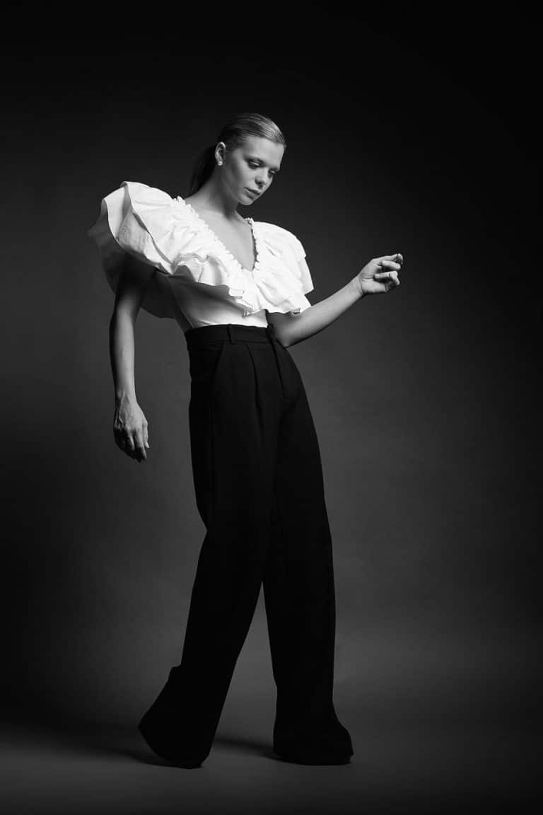 Fotografia de moda en blanco y negro con la modelo Carlota Plassa con pantalon negro y blusa blanca por el fotografo Juan Segovia en el estudio fotografico de Punt de Vista