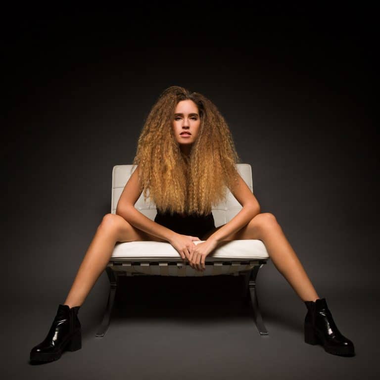 Fotografia de moda con la modelo Nerea Arroyo sentada en body negro por el fotografo Juan Segovia en el estudio fotografico de Punt de Vista