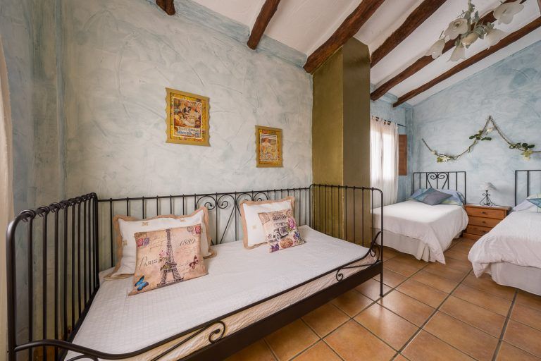 Fotografia de entrada dormitorio en la casa rural Lo maset de Carmeta en Tivenys, Tarragona