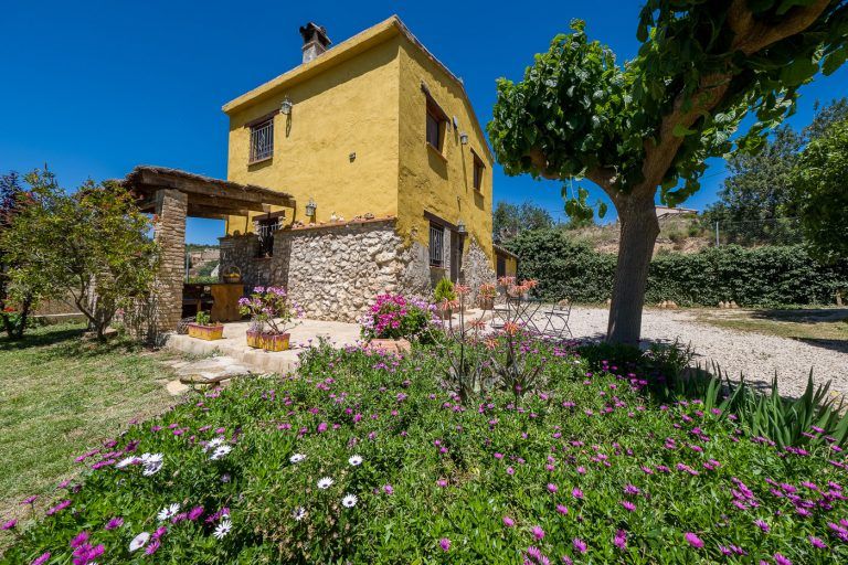 Fotografia de flores en el jardn en la casa rural Lo maset de Carmeta en Tivenys, Tarragona