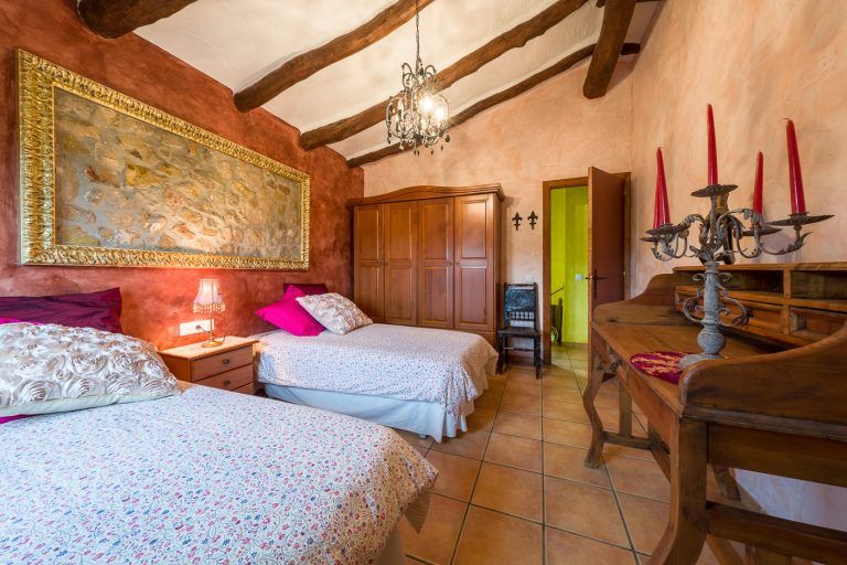 Fotografia de habitacion doble con escritorio en la casa rural Lo maset de Carmeta en Tivenys, Tarragona