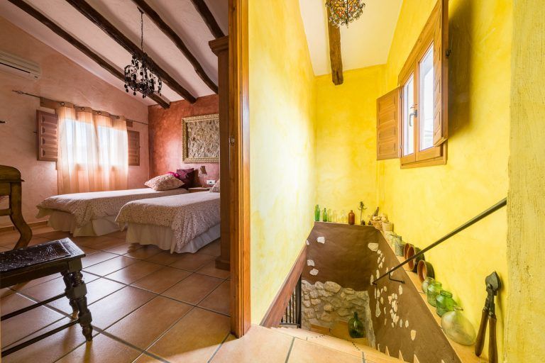 Fotografia de habitacion y escalera en la casa rural Lo maset de Carmeta en Tivenys, Tarragona