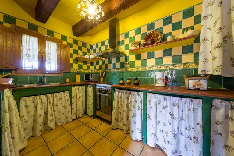 Fotografia de la cocina en el la casa rural Lo maset de Carmeta en Tivenys, Tarragona