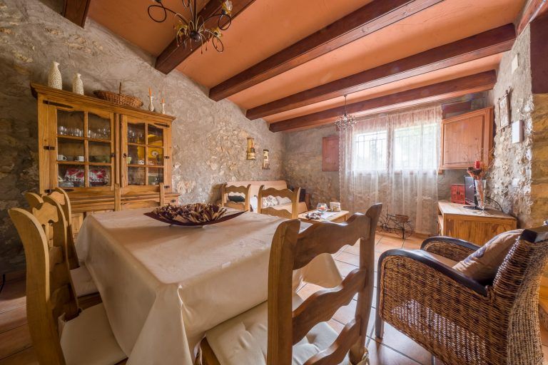 Fotografia de la mesa de comedor en el la casa rural Lo maset de Carmeta en Tivenys, Tarragona