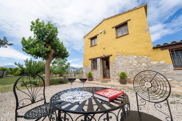 Fotografia de mesa en el jardin de la casa rural Lo maset de Carmeta en Tivenys, Tarragona