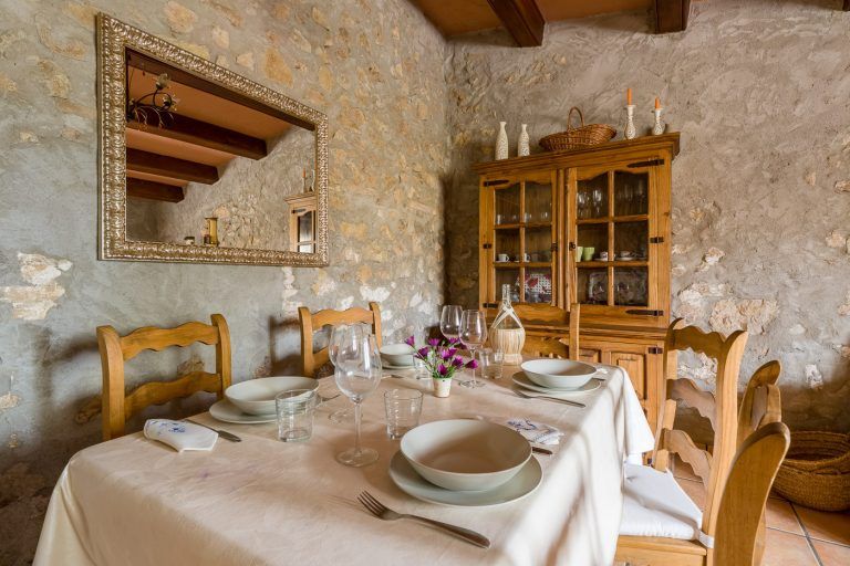 Fotografia del comedor con mesa y atrezzo en el la casa rural Lo maset de Carmeta en Tivenys, Tarragona