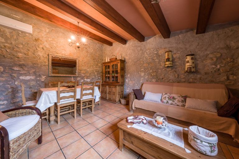 Fotografia del comedor en el la casa rural Lo maset de Carmeta en Tivenys, Tarragona