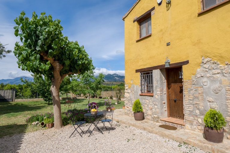 Fotografia del jardin con mesa en la casa rural Lo maset de Carmeta en Tivenys, Tarragona