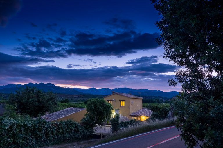 Fotografia de casas rurales. El ocaso con las montaas dels Ports tras la casa rural Lo maset de Carmeta en Tivenys, Tarragona