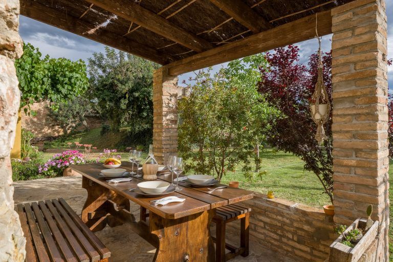 Fotografia del porche con mesa parada en la casa rural Lo maset de Carmeta en Tivenys, Tarragona