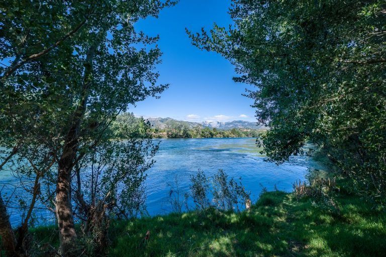 Fotografia del rio Ebro con las montanas en el entorno de la casa rural Lo maset de Carmeta en Tivenys, Tarragona