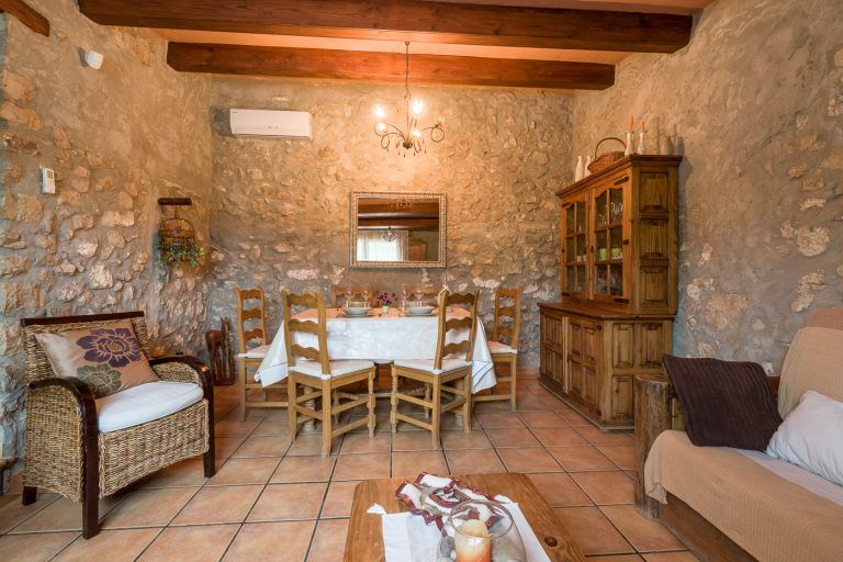 Fotografia del salon y comedor en el la casa rural Lo maset de Carmeta en Tivenys, Tarragona