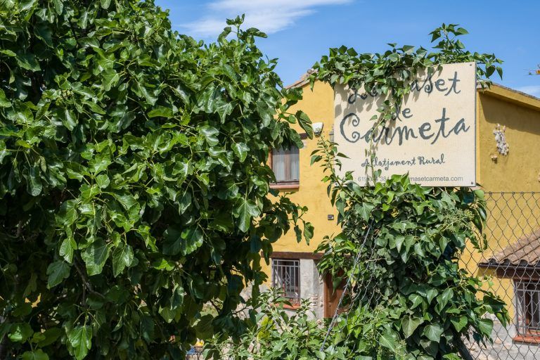 Fotografia de casas rurales, rotulo en la casa rural Lo maset de Carmeta en Tivenys, Tarragona