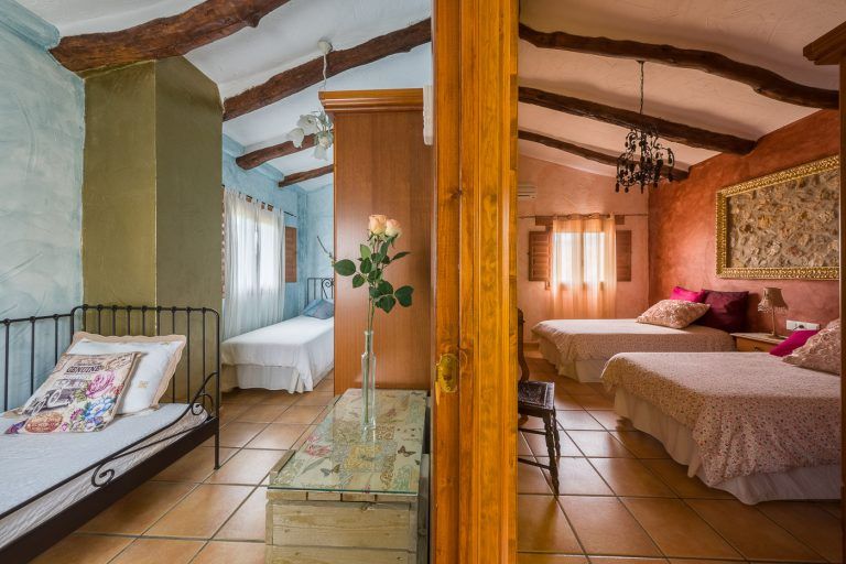 Fotografia vista de dos dormitorios en la casa rural Lo maset de Carmeta en Tivenys, Tarragona