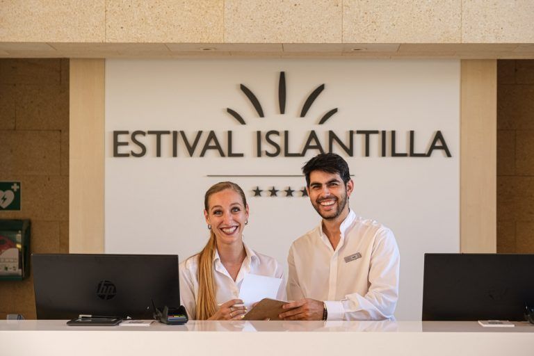 Fotografia de dos recepcionistas sonrientes en el hotel Islantilla