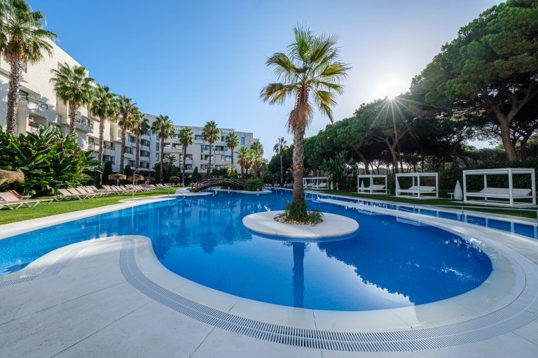 Fotografia de la piscina del hotel Isla Cristina en Huelva