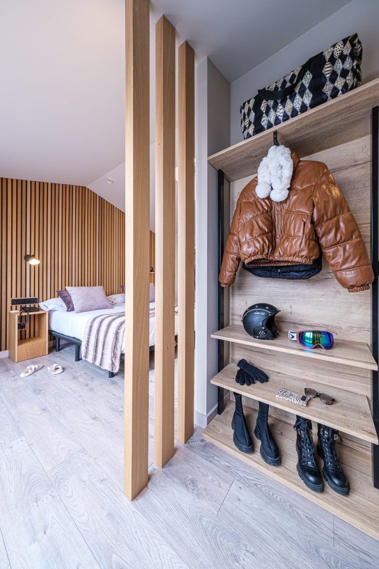 Fotografia de un armario y suite del hotel Caribou en Andorra