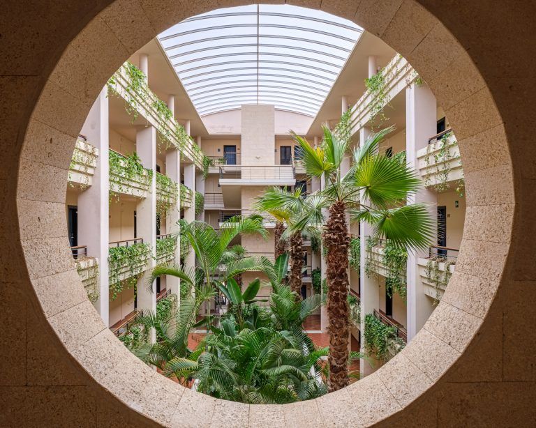 Fotografia de un patio interior del hotel Islantilla