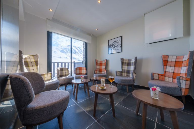 Fotografia de un salon en el comedor del hotel Caribou en Andorra