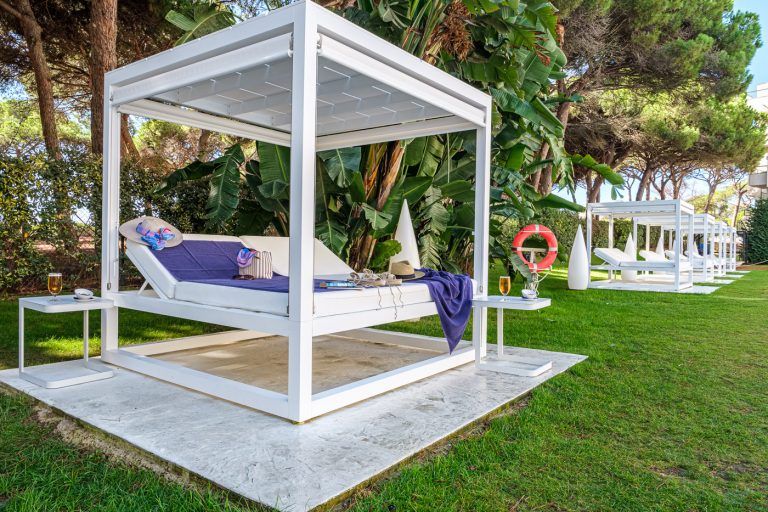 Fotografia de una cama balinesa en el hotel Isla Cristina en Huelva