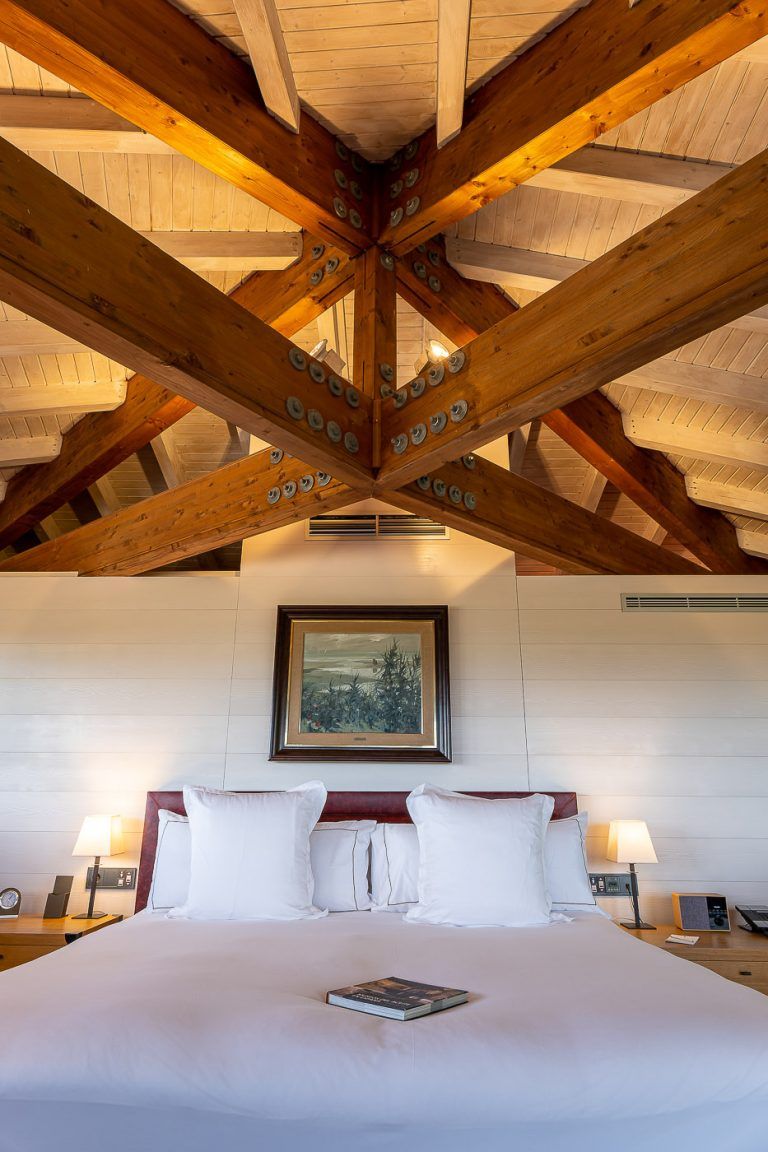 Fotografia de una cama en la suite del hotel Mas La Boella de Tarragona