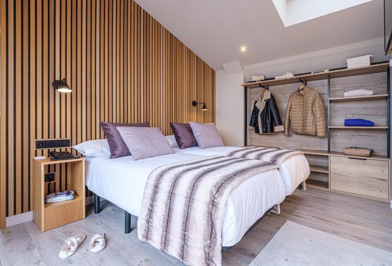 Fotografia de una suite con atrezzo en el hotel Caribou en Andorra