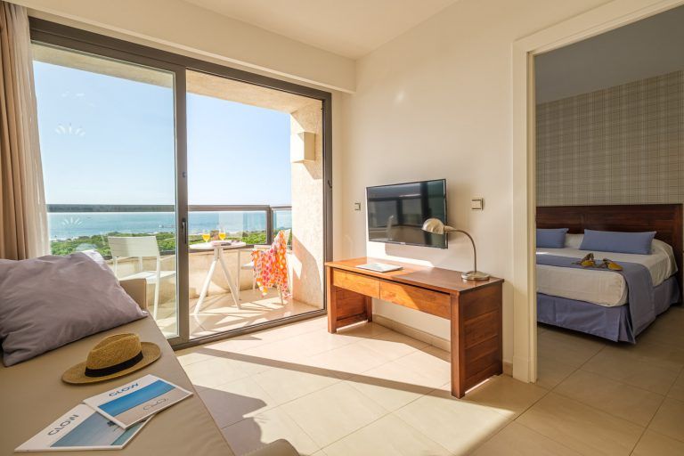 Fotografia de una suite del hotel Isla Cristina en Huelva