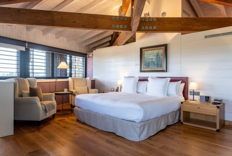 Fotografia de una suite en el hotel Mas La Boella de Tarragona