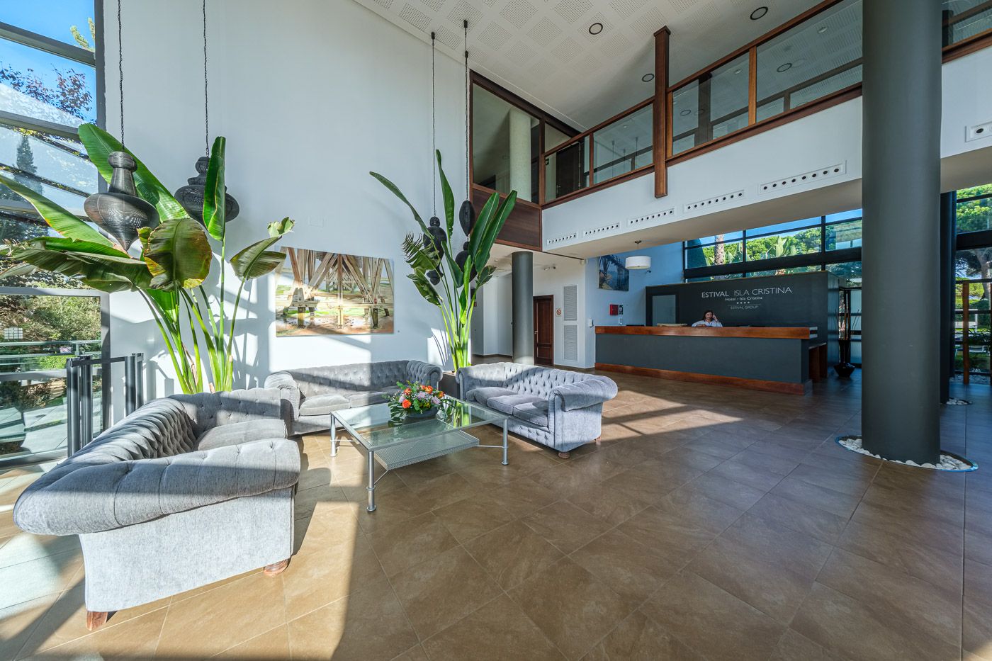 Fotografia del hall de entrada del hotel Isla Cristina en Huelva
