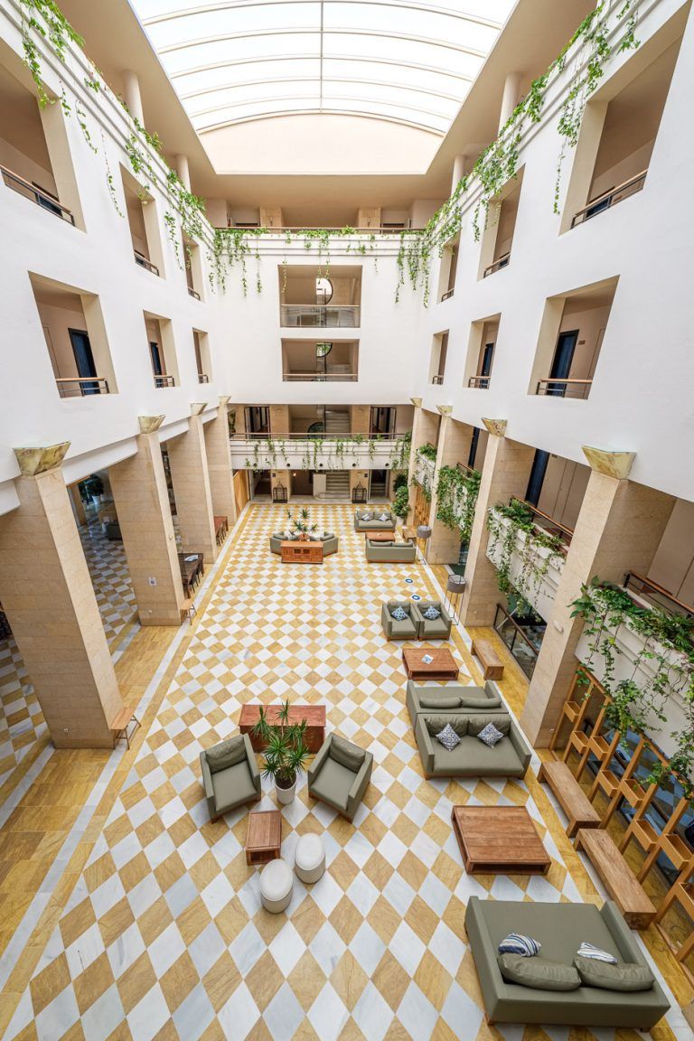 Fotografia del hall del hotel Islantilla en Huelva