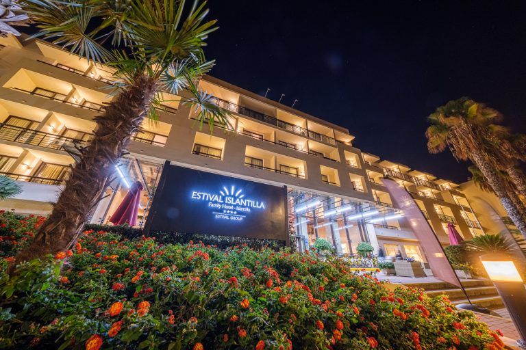Fotografia nocturna de la fachada del hotel Islantilla