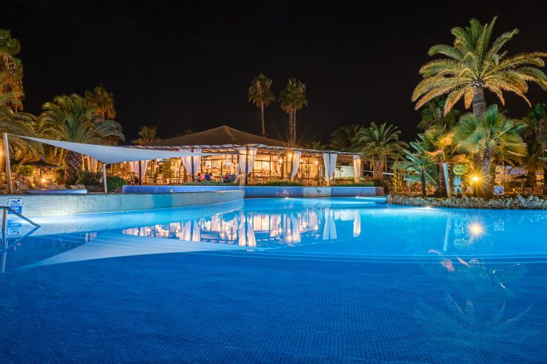 Fotografia nocturna de la piscina del hotel Islantilla