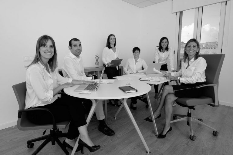 Retrato corporativo de grupo de trabajo en oficina de Tarragona