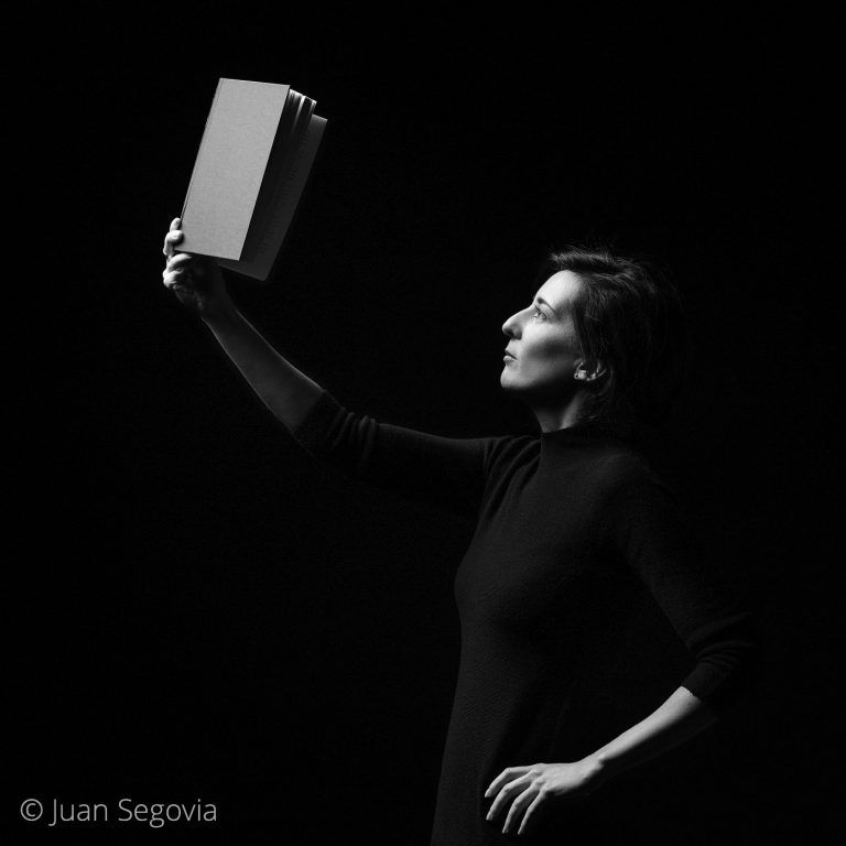Retrato editorial en BN de la arquitecta Cristina Grimaldos