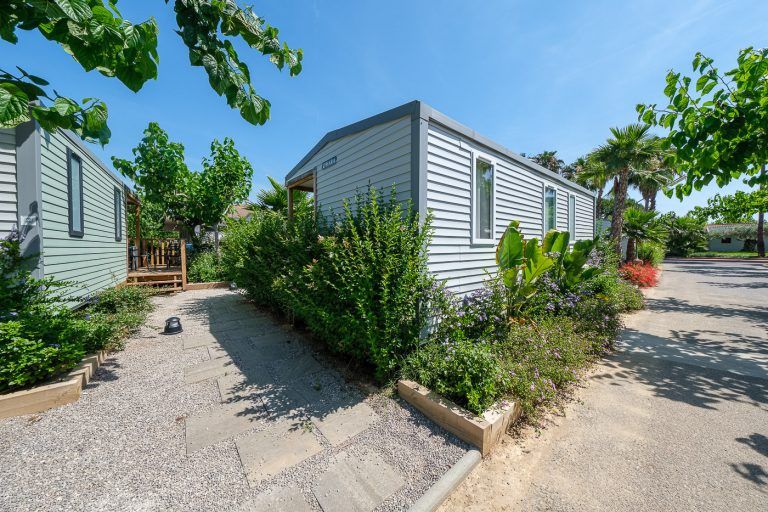 Accesos y bungalows Ohara en el camping Vendrell Platja