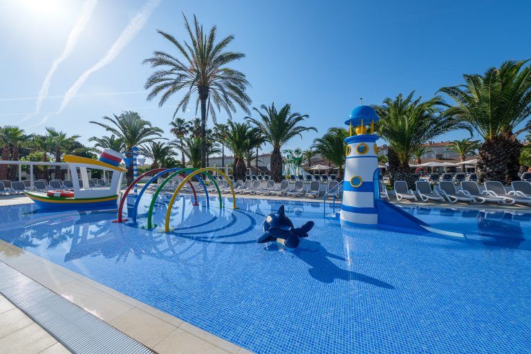 Atracciones en la piscina pequena en el camping Vendrell Platja