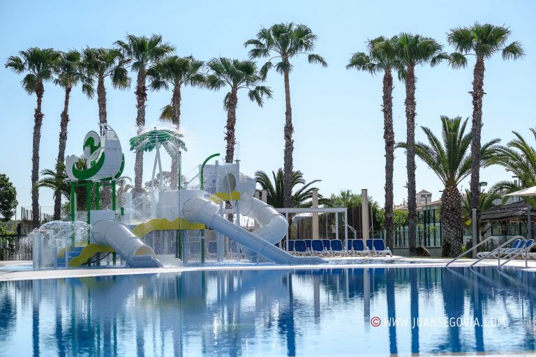 Atracciones y palmeras en la piscina del camping Vendrell Platja