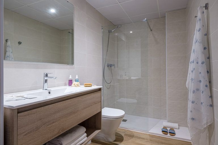 Bano con atrezzo en apartamento de Salou Tarragona