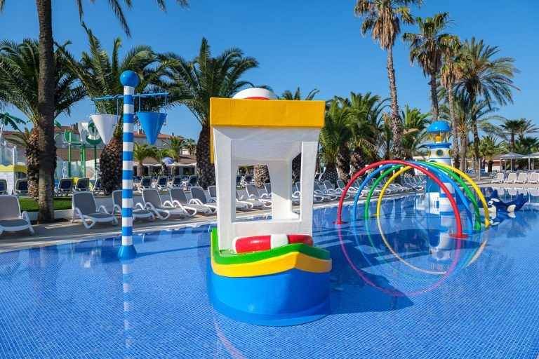 Barco en la piscina pequena en el camping Vendrell Platja