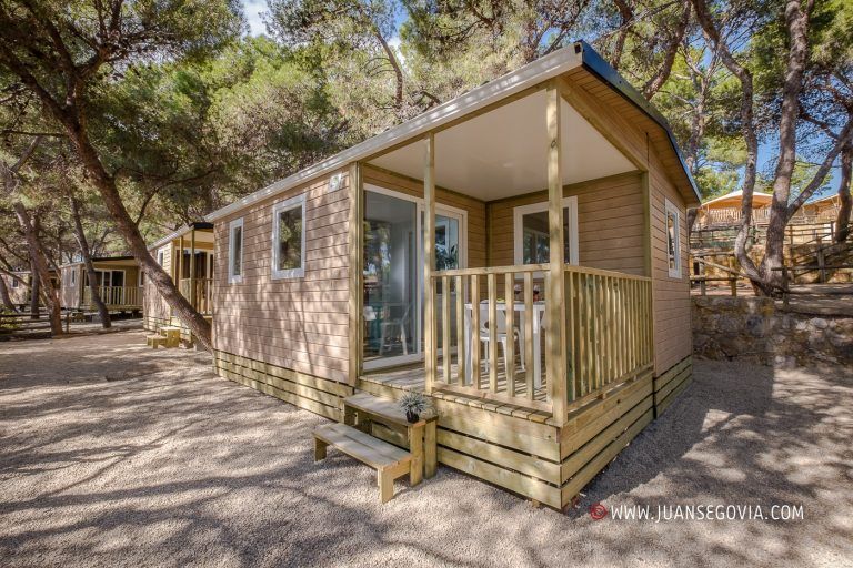 Bungalows rodeados de pinos en el camping Torre de la Mora en Taragona