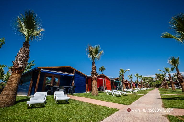 Calle con bungalows en el camping Vendrell Platja