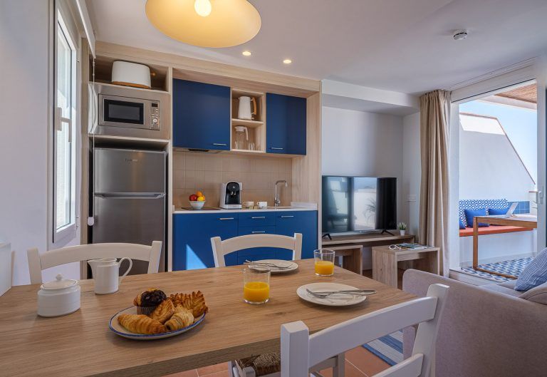 Cocina comedor con atrezzo en apartamentos Ancora de Salou Tarragona
