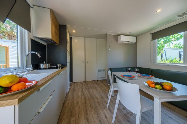 Cocina comedor con atrezzo en bungalow Ohara en el camping Vendrell Platja